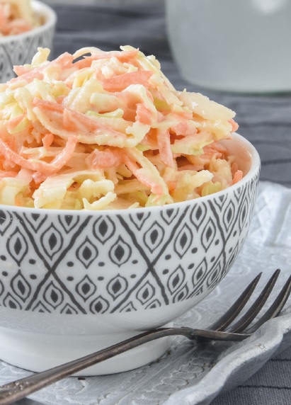 Ensalada de col repollo, zanahoria y manzana